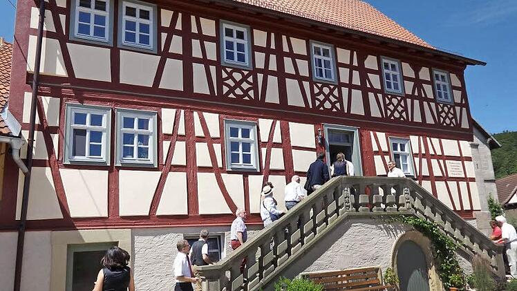 Sehr beeindruckt zeigte sich der Kreistag-Ausschuss für Kultur, Sport und Tourismus von der Sanierung des Anwesens Häpp in Nassach. Hier wurden die Sanierung eines Denkmals und die Schaffung von hochwertigen Ferienwohnungen auf ideale Weise verbunden.  Foto: Sabine Weinbeer