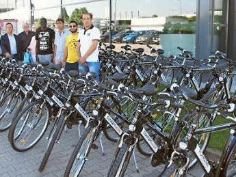 Übergabe der 21 Fahrräder in Schney Foto: Thieret