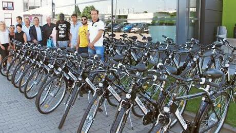 Übergabe der 21 Fahrräder in Schney Foto: Thieret