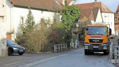 Ziemlich beengt geht es in der Weiherer Straße in Viereth zu. Mehr Verkehr wird sie wohl kaum verkraften können.Foto: Schreiber