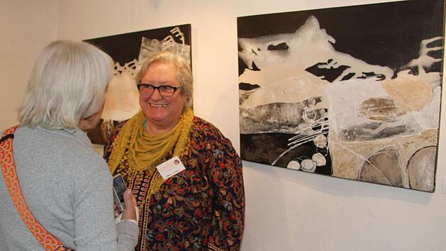 Gerlinde "Lindy" Fick-Meyer (rechts) aus F&uuml;rth ist eigentlich Fotografin. Beim Symposium experimentierte sie mit f&uuml;r ihre Arbeiten mit Asche, Marmormehl und Steinmehl sowie Latexfarben.  Fotos: Sonny Adam