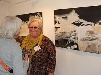 Gerlinde "Lindy" Fick-Meyer (rechts) aus Fürth ist eigentlich Fotografin. Beim Symposium experimentierte sie mit für ihre Arbeiten mit Asche, Marmormehl und Steinmehl sowie Latexfarben.  Fotos: Sonny Adam