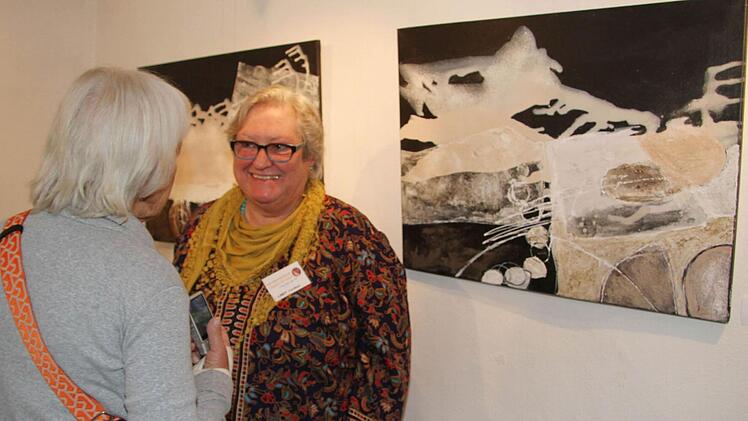 Gerlinde "Lindy" Fick-Meyer (rechts) aus Fürth ist eigentlich Fotografin. Beim Symposium experimentierte sie mit für ihre Arbeiten mit Asche, Marmormehl und Steinmehl sowie Latexfarben.  Fotos: Sonny Adam