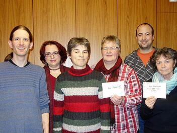 Spendenübergabe im Garitzer Gemeindehaus (von links): Stefan Ammersbach, Andrea Metzler, Christine Stumpf, Renate Hofmann, Fabian Schopf, Karin Reinshagen und Peter Beckmann  Foto: Hermann Schober