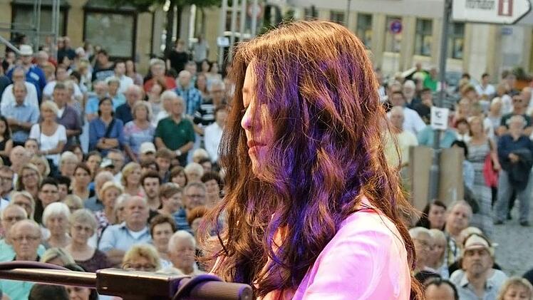 Über 1000 Zuhörer waren zum Benefizkonzert auf den Lichtenfelser Marktplatz gekommen. Foto: Andreas Welz