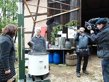 Der Gräfenberger Scheunenbesitzer Roland Singer braut  gerade Bier für das Scheunenfest. Sybille Krafft vom BR mit ihrem Team begleitet ihn dabei.Petra Malbrich