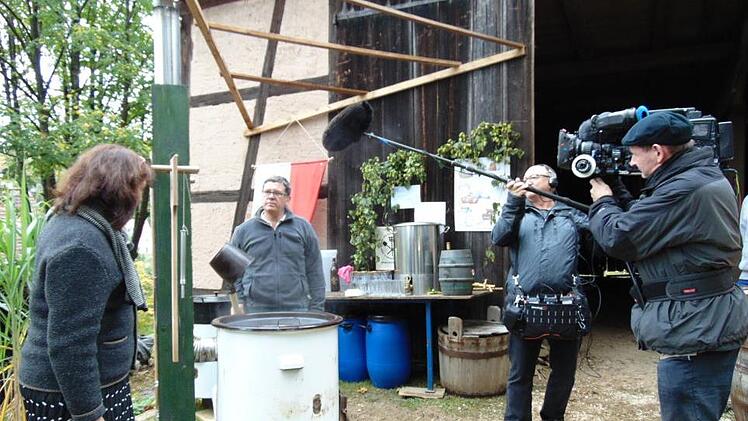Der Gräfenberger Scheunenbesitzer Roland Singer braut  gerade Bier für das Scheunenfest. Sybille Krafft vom BR mit ihrem Team begleitet ihn dabei.Petra Malbrich