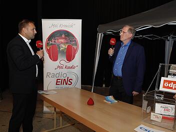 Der aktuelle Mandatsinhaber Jürgen Baumgärtner (CSU/l.) kommt am Wahlstand von ÖDP-Kandidat Thomas Müller vorbei. Foto:  Matthias Hoch