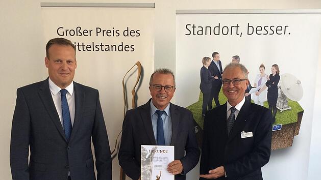 Unser Bild zeigt Wirtschaftsf&ouml;rderer Frank Bernhard, stellvertretender Landrat Emil M&uuml;ller und Robert Knitt von der Oskar-Patzelt-Stiftung, der die Urkunde &uuml;berreichte.  Lena Pfister