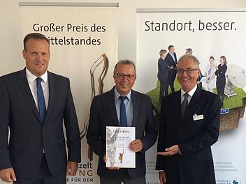 Unser Bild zeigt Wirtschaftsförderer Frank Bernhard, stellvertretender Landrat Emil Müller und Robert Knitt von der Oskar-Patzelt-Stiftung, der die Urkunde überreichte.  Lena Pfister