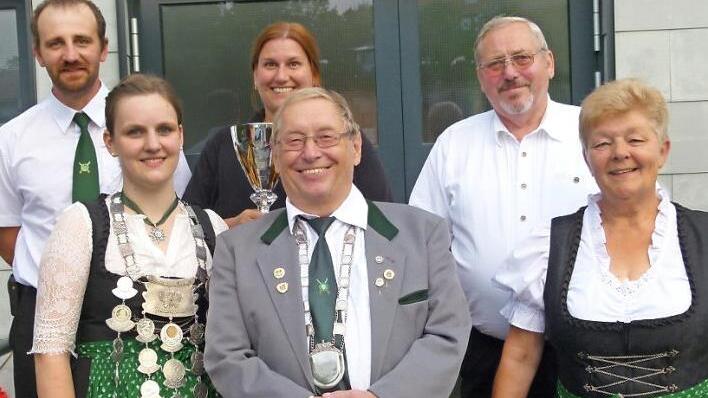 Keinen neuen König gab es beim Schützenfest in Untersteinach. Maria Lotter (vorne, links) erklärte sich bereit, noch ein Jahr dranzuhängen. Weiter im Bild (vorne) Vizekönig Rudi Schiekel und Vorsitzende Inge Winkler sowie (hinten, von links) 1. Schützenmeister Mark Trapper, die Gewinnerin des Günther-Weber-Pokals, Ines Braunersreuther, und Zweiter Vorsitzender Hans Kaspar.  Foto: Werner Oetter