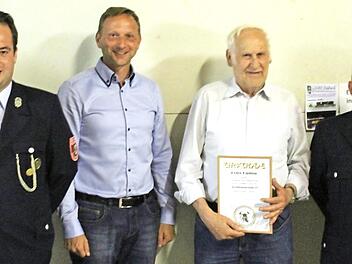 Seit 40 Jahren ist Peter Käding bei der Wehr Schimmendorf. Unser Bild zeigt (von links) Kommandant René Meußgeier, Bürgermeister Robert Bosch, Peter Käding und Vorsitzenden Reiner Schwarz. Foto: Patrick Berger