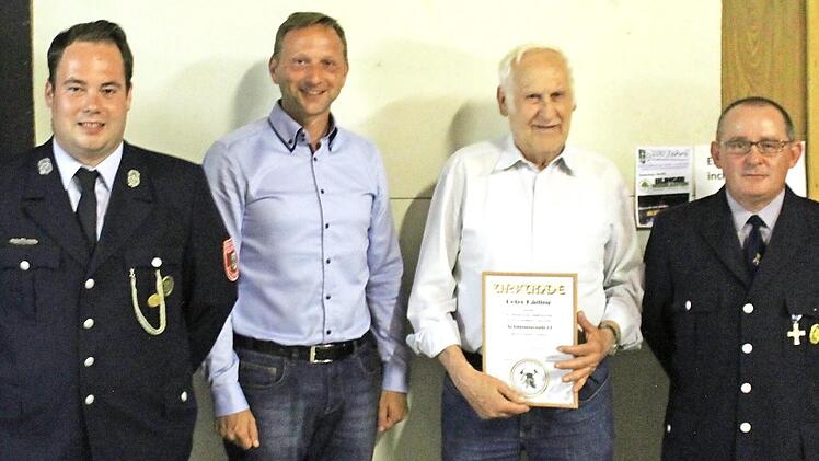 Seit 40 Jahren ist Peter Käding bei der Wehr Schimmendorf. Unser Bild zeigt (von links) Kommandant René Meußgeier, Bürgermeister Robert Bosch, Peter Käding und Vorsitzenden Reiner Schwarz. Foto: Patrick Berger