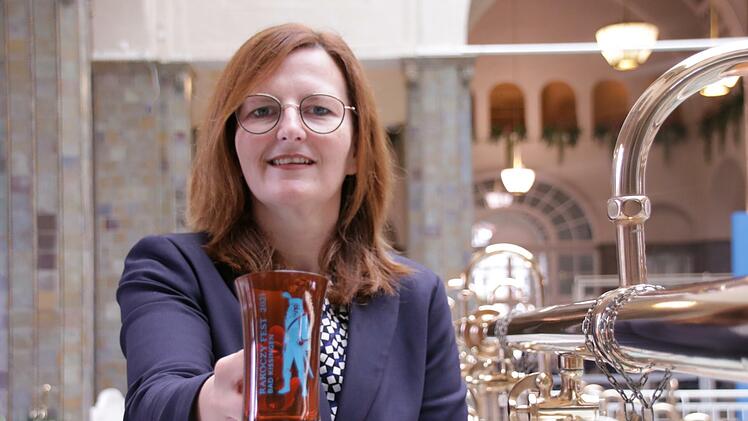 Kurdirektorin Sylvie Thormann zeigt das  Festglas fürs Rakoczy 2021.