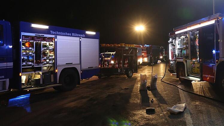 Sperrung auf A73 bei Fürth: Handbremse führt zu Lkw-Unfall - Bergung dauert ganze Nacht