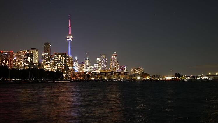 Nachts pr&auml;gt der CN-Tower mit seinen wechselnden Farben die Skyline von Toronto. Manche f&uuml;hlen sich wie in New York.