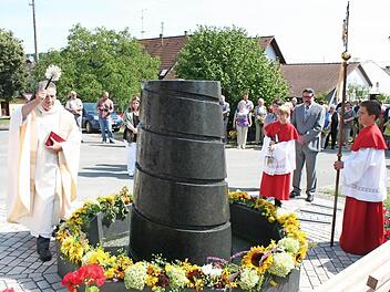 Pater Gabriel Ramos segnet den neuen Brunnen.  Foto: Evi Seeger