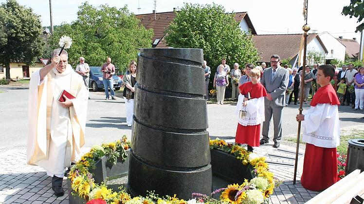 Pater Gabriel Ramos segnet den neuen Brunnen.  Foto: Evi Seeger