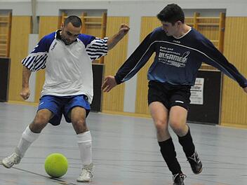 Erfolgreichster Torschütze des Turniers um den Spielbank-Pokal: Waldemar Bayer (links) vom FC 06 Bad Kissingen lässt den Wirmsthaler Daniel Seufert aussteigen.