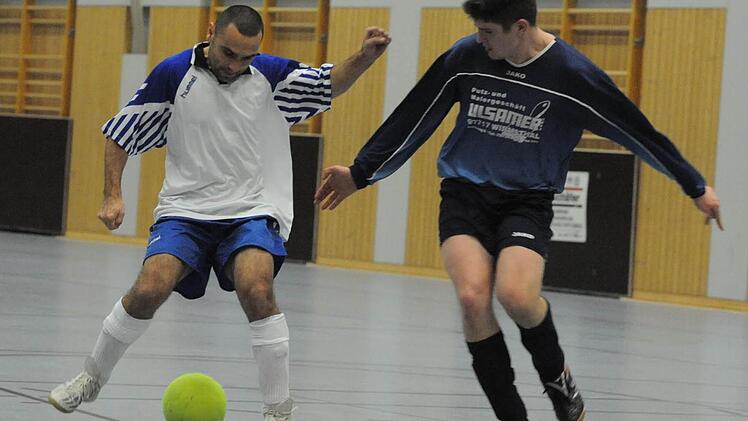 Erfolgreichster Torschütze des Turniers um den Spielbank-Pokal: Waldemar Bayer (links) vom FC 06 Bad Kissingen lässt den Wirmsthaler Daniel Seufert aussteigen.