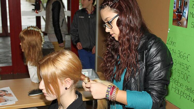 Sie machte das sehr geschickt: Noemi Falsone beim Zopfflechten Fotos: Roland Mayer