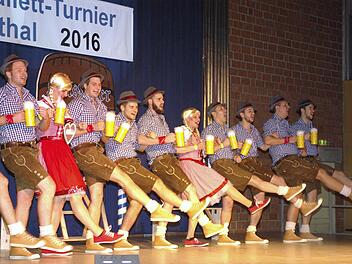 Die Sieger des Turniers kamen aus Oberthulba und feierten in zünftiger Tracht. Fotos: Winfried Ehling
