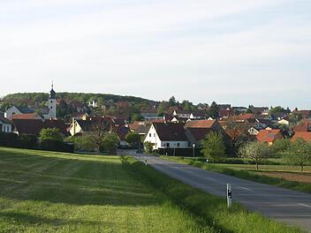 Zum 26. Mal seit 1961 findet im Landkreis Bad Kissingen der Wettbewerb "Unser Dorf soll schöner werden" statt. In Rottershausen laufen Überlegungen, sich dieser Herausforderung zu stellen. Unser Foto zeigt einen Blick auf das Dorf. Foto: Stefan Geiger