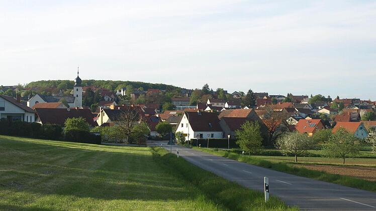 Zum 26. Mal seit 1961 findet im Landkreis Bad Kissingen der Wettbewerb "Unser Dorf soll schöner werden" statt. In Rottershausen laufen Überlegungen, sich dieser Herausforderung zu stellen. Unser Foto zeigt einen Blick auf das Dorf. Foto: Stefan Geiger