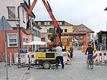 Kleine Baustelle, gro&szlig;e Wirkung: Ein Hausanschluss in der Hauptstra&szlig;e erfordert weitr&auml;umige Hinweise f&uuml;r die Autofahrer.  Fotos: Bernhard Panzer