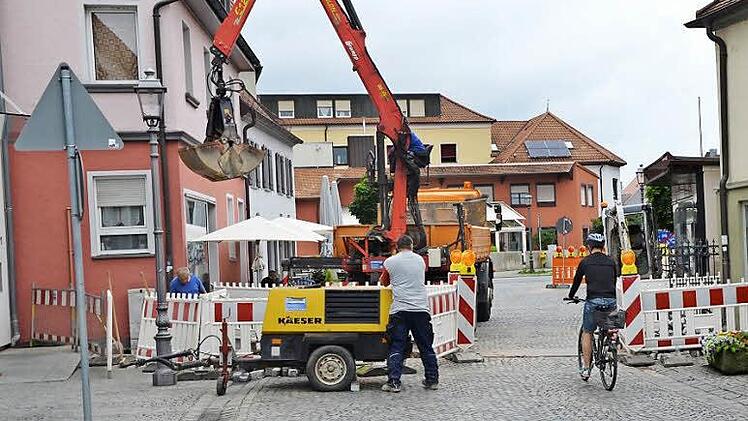 Kleine Baustelle, gro&szlig;e Wirkung: Ein Hausanschluss in der Hauptstra&szlig;e erfordert weitr&auml;umige Hinweise f&uuml;r die Autofahrer.  Fotos: Bernhard Panzer