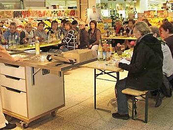 Evi Derrer (l.) hatte 25 interessierte Zuhörer. Foto: Richard Sänger