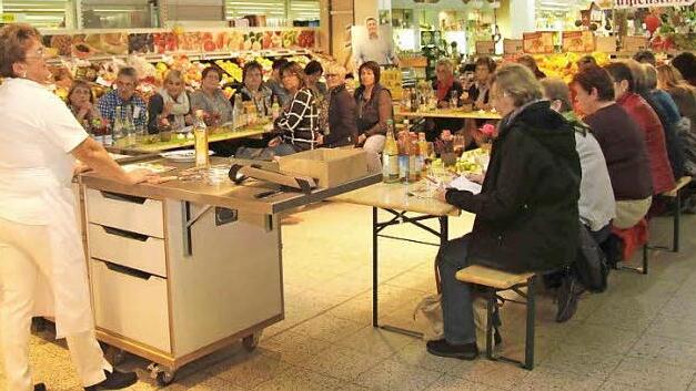 Evi Derrer (l.) hatte 25 interessierte Zuhörer. Foto: Richard Sänger