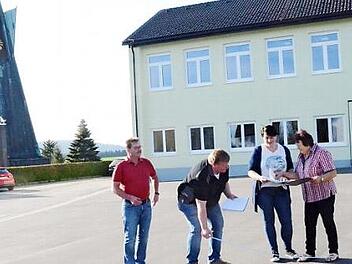 Festausschussmitglieder bereiten das Bürgerfest der Gemeinde Steinbach am Wald am Festplatz in Buchbach vor (von links): Gregor Keim, Rüdiger Fröba, Sandra Löffler, Monika Barnickel, Uwe Zipfel. Foto: K.- H. Hofmann