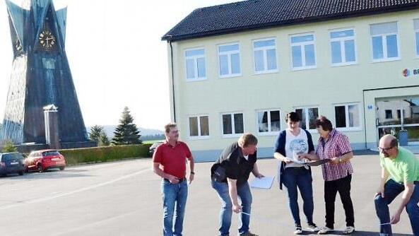 Festausschussmitglieder bereiten das Bürgerfest der Gemeinde Steinbach am Wald am Festplatz in Buchbach vor (von links): Gregor Keim, Rüdiger Fröba, Sandra Löffler, Monika Barnickel, Uwe Zipfel. Foto: K.- H. Hofmann