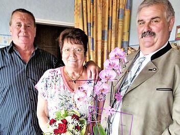 Unser Bild zeigt (von links) das Jubel-Hochzeitspaar Harry und Sonja Wagner mit zweitem Bürgermeister Karl Heinz Opel.  Foto: Werner Reißaus