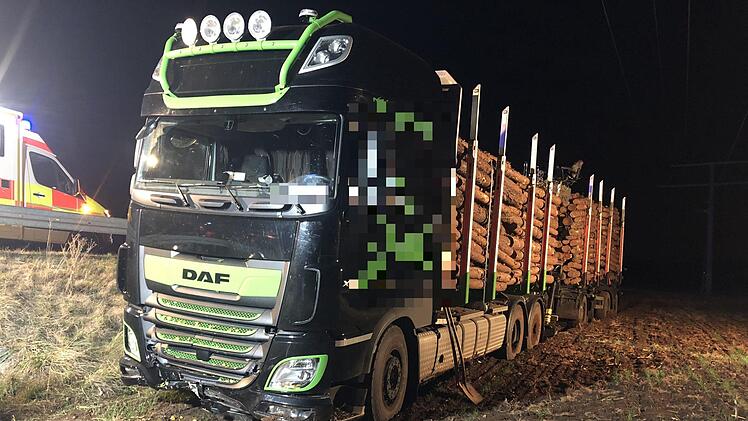 Ein Lkw, der mit Holzstämmen beladen war, durchbrach am Samstagabend im Kreis Fürth die Leiplanke. Foto: NEWS5 / Schmelzer