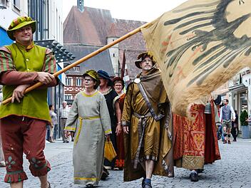 In historischen Gewändern ging es "nauf die Keller". Foto: Matthias Hoch