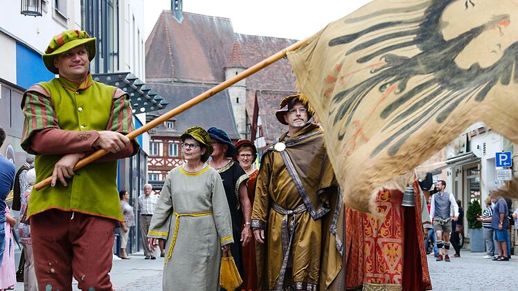 In historischen Gewändern ging es "nauf die Keller". Foto: Matthias Hoch