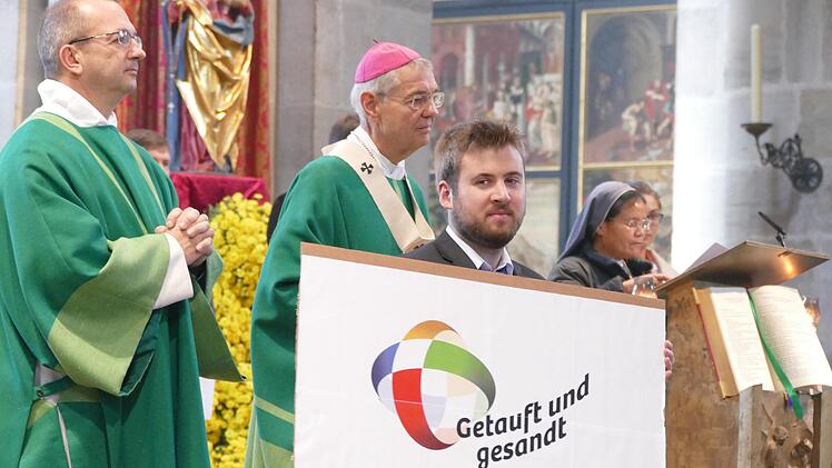 Bei den Fürbitten wurde das Logo des Missionsmonats zum Erzbischof gebracht. Foto: Marion Krüger-Hundrup