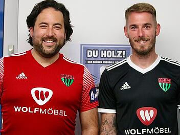 In der neuesten Folge von "Du Holz. Der Rhöner Fußball-Podcast" waren der Bad Kissinger Zahnarzt Tobias Wahler (links) und Profi-Trainer Tobias Strobl (FC 05 Schweinfurt) zu Gast im Sternenzelt-Tonstudio. Foto: Sebastian Schmitt