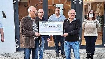 Scheckübergabe bei der Kulturgemeinschaft Mühlhausen, von links: Mühlhausens Bürgermeister Klaus Faatz, Hermann Gamperling, Roland Braun (beide Kulturgemeinschaft Mühlhausen), Zweiter Bürgermeister Reiner Braun aus Wachenroth, Richard Simmet, Gemeindereferentin Petra Kleineisel und Pfarrerin Kathrin Seeliger aus Mühlhausen