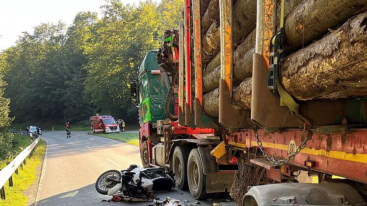 Unfall mit Holztransporter