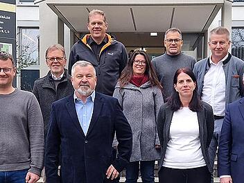 Dienstjubiläen standen im Landratsamt Bad Kissingen an. Das Foto zeigt (vorn von links) Gerald Zeitz, Hans-Peter Donislreiter, Julia Denner, Landrat Thomas Bold, (mittlere Reihe von links) Werner Simon, Nadja Bosin, Steffen Kiesel, (hinten von lin...
