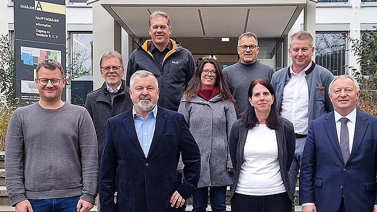 Dienstjubiläen standen im Landratsamt Bad Kissingen an. Das Foto zeigt (vorn von links) Gerald Zeitz, Hans-Peter Donislreiter, Julia Denner, Landrat Thomas Bold, (mittlere Reihe von links) Werner Simon, Nadja Bosin, Steffen Kiesel, (hinten von lin...