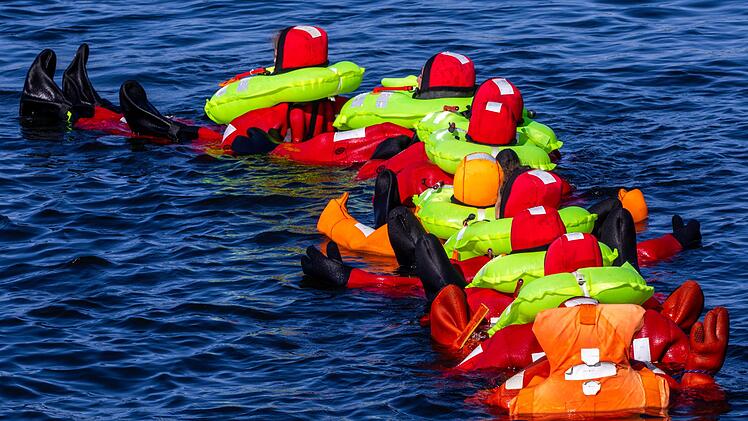 Zukünftige Astronauten beim Wasser-Rettungstraining