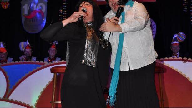 (von links) Marcus Reißig und Michael Schülein als Nana Mouskouri und Mireille Mathieu