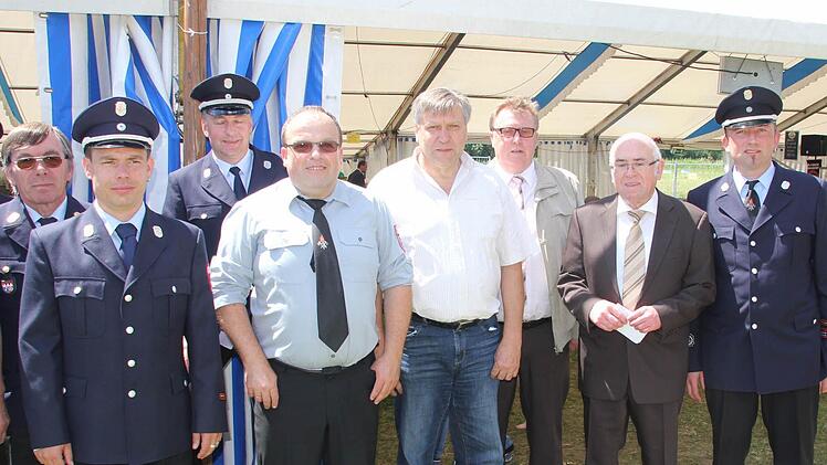 Die beiden (anwesenden) Geehrten der Feuerwehren Treinfeld und Gräfenholz-Sendelbach, Günter Hager (Vierter von links) und Günther Habermann (Vierter von rechts) mit Vertretern von Landratsamt, Gemeinde und Feuerwehrspitze.