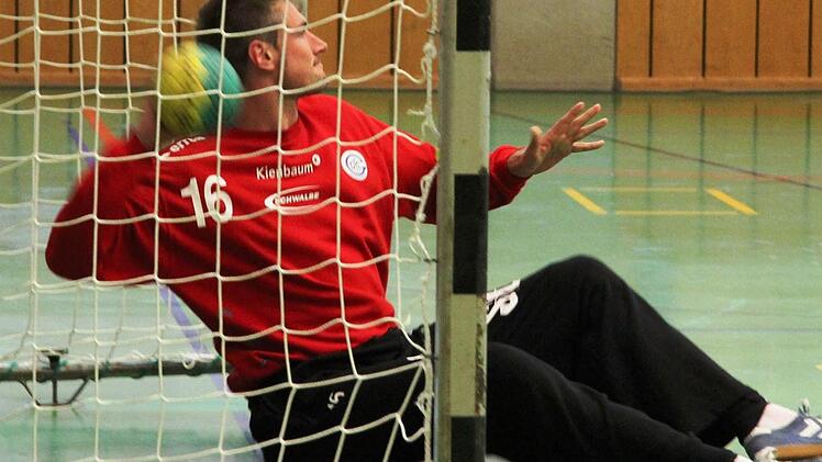 Er erinnerte sich an frühere Zeiten, als er bereits in der Kitzinger Sickergrundhalle gespielt hatte. Der Heidingsfelder Nationaltorhüter Carsten Lichtlein gab mit seinem Bundesligisten VfL Gummersbach ein Gastspiel beim Drittligisten TSV Rödelsee. Foto: Krumpholz