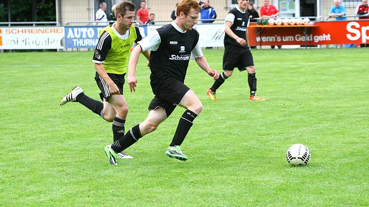 Der Thurnauer Tobias Wohland verfolgt den Grafengehaiger Patrick Witzgall.