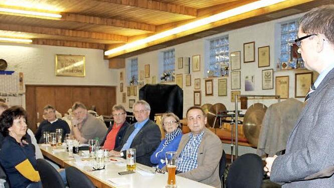 Redaktionsleiter Alexander Müller (rechts) informierte die Besucher beim Leserstammtisch im Musikheim über die Bayerische Rundschau und das Internet-Angebot mit den Gemeindeseiten.  Foto: Alexander Hartmann